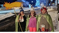 Fotka koledníků tříkrálové sbírky na náměstí v Lázních Bělohradě