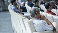 Fotografie konferenčního sálu s posluchači