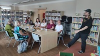 Knihovník Jan Wilda prezentuje knihovnu hodnotící komisi