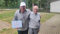 Fotografie Eduarda Čeliše s oceněním a Vladimíra Finka ve sportovním areálu Bažantnice